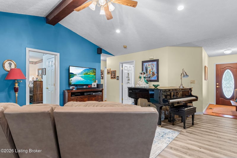 6901 Triangle Dr, Louisville, KY 40214