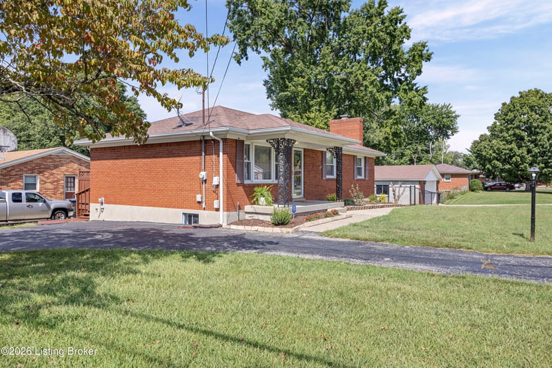 6908 Ledgerock Rd, Louisville, KY 40219