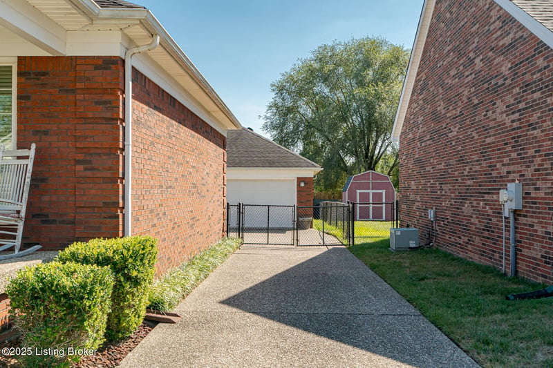 6912 Day Break Ct, Louisville, KY 40272