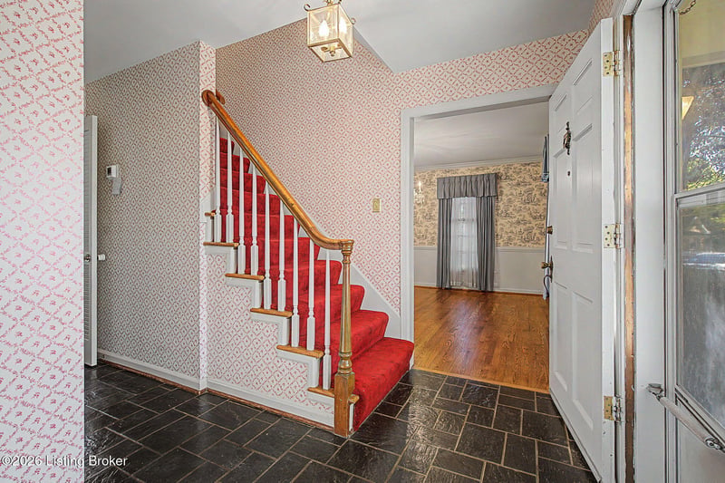 700 Hickory Ln, Anchorage, KY 40223