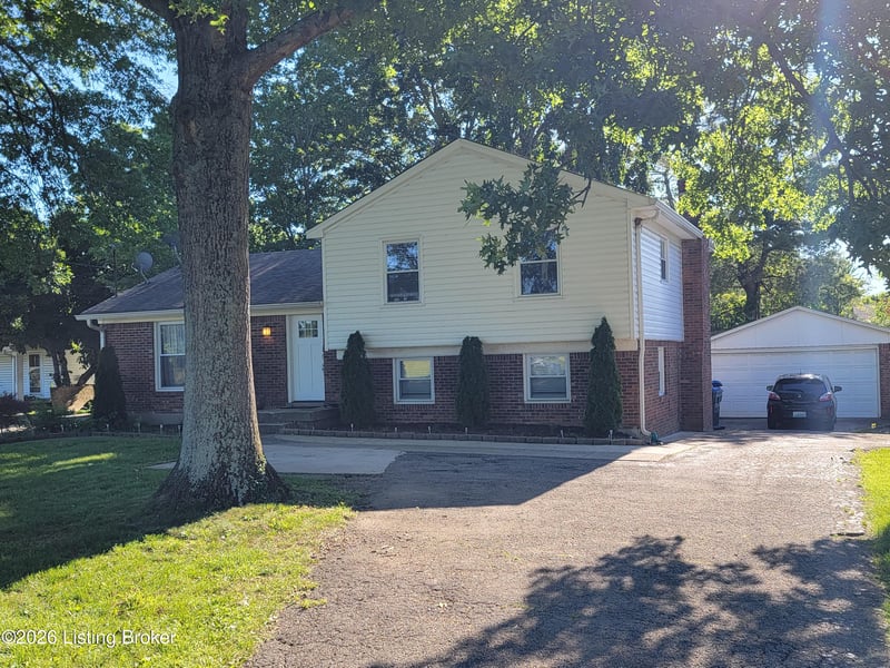7008 S Watterson Trl, Louisville, KY 40291