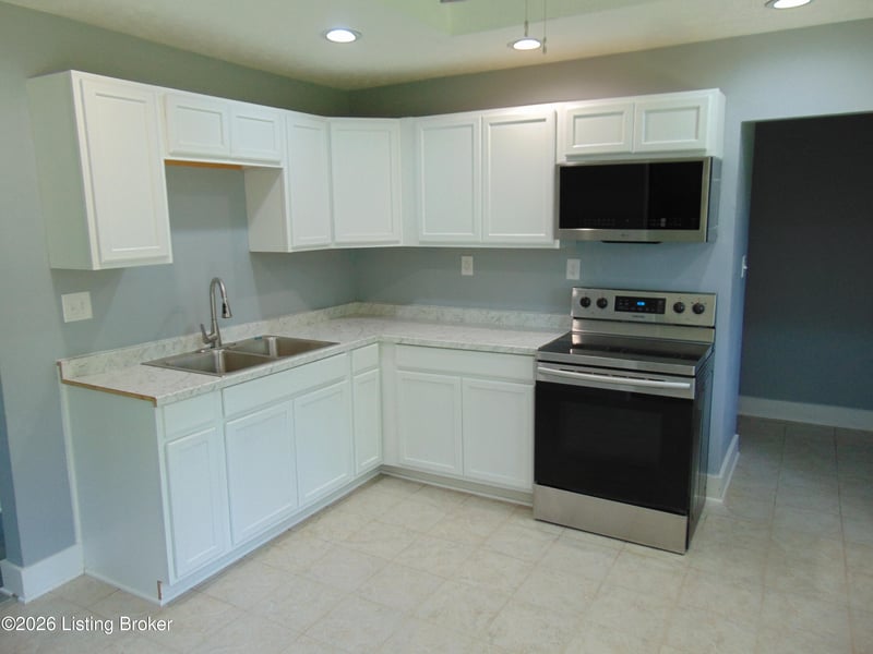 7009 Rainbow Dr, Louisville, KY 40272