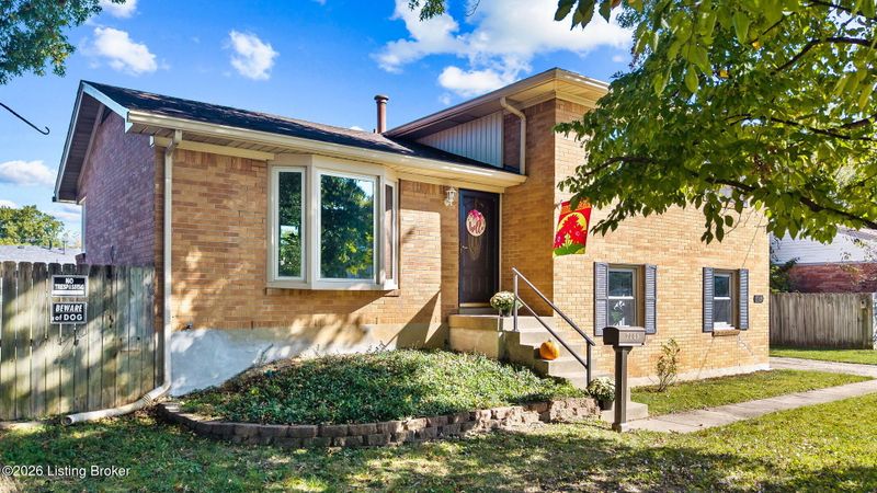 7109 Sun Valley Dr, Louisville, KY 40272