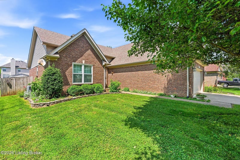 7217 Meadow Ridge Dr, Louisville, KY 40218