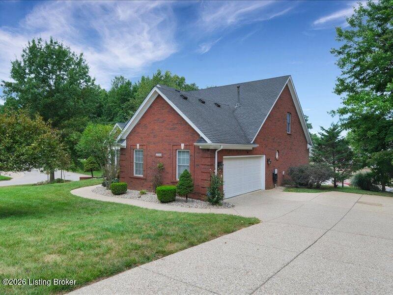7505 Deer Hollow Ln, Louisville, KY 40214