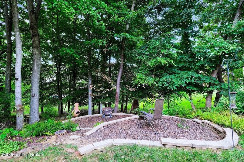 7505 Deer Hollow Ln, Louisville, KY 40214