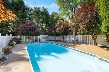 7705 Commonwealth Dr, Crestwood, KY 40014