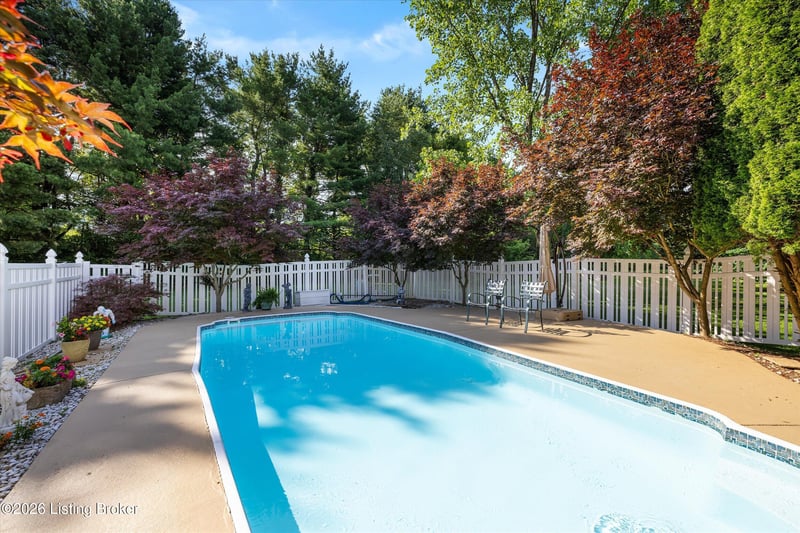 7705 Commonwealth Dr, Crestwood, KY 40014