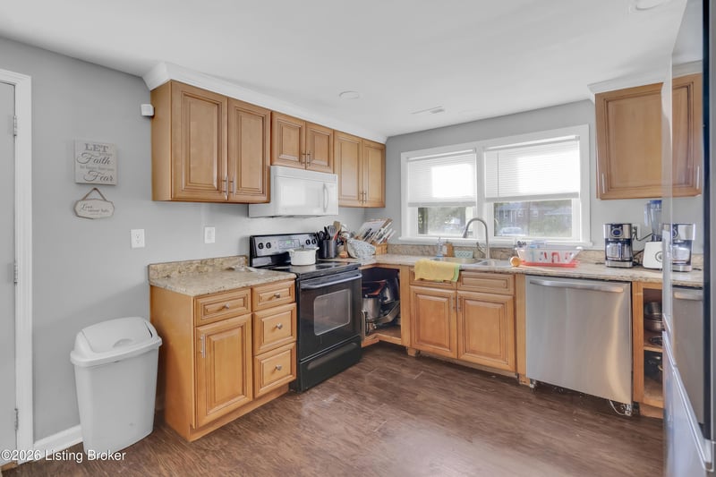 7718 Saint Bernard Ct, Louisville, KY 40291
