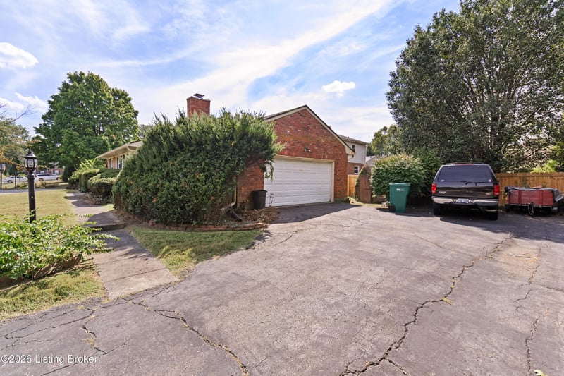 7801 Fairmeadows Ln, Louisville, KY 40222