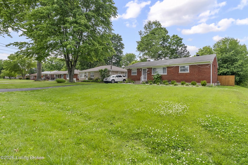 7802 Bluebonnet Rd, Louisville, KY 40258