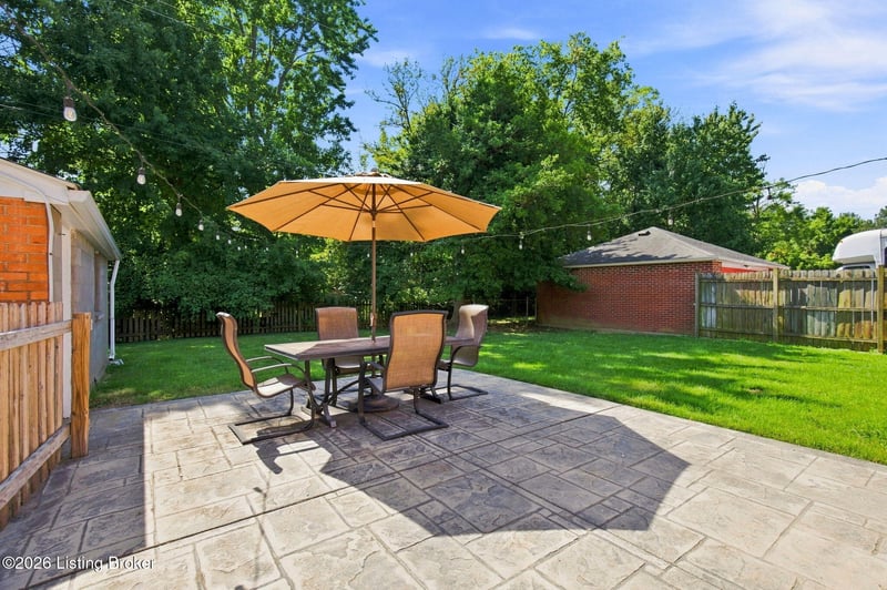 7904 Greenway Dr, Lyndon, KY 40222