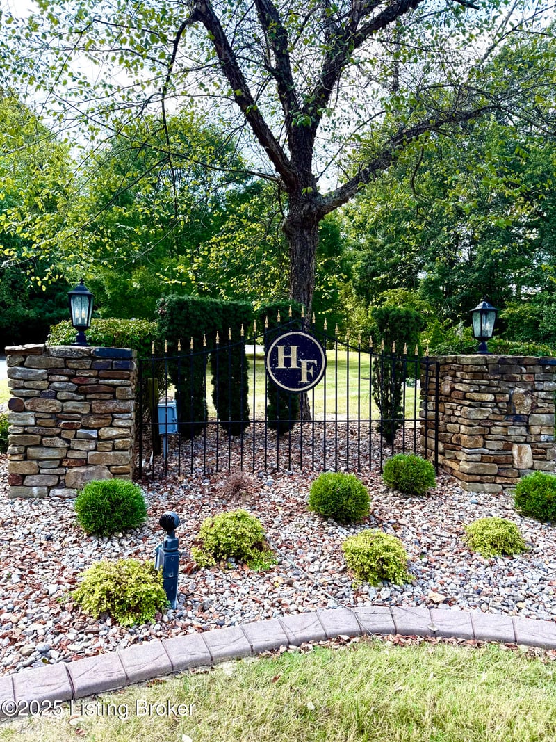 7904 Princess Wood Ct, Louisville, KY 40214