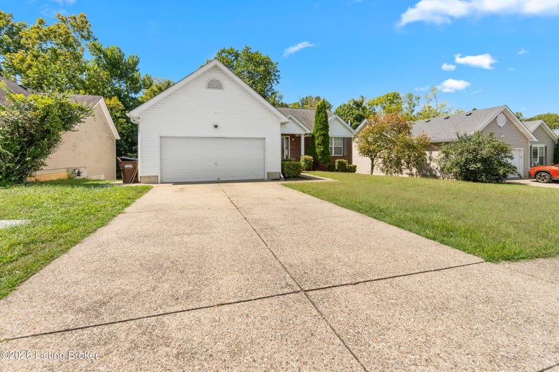7906 Bridlevista Rd, Louisville, KY 40228