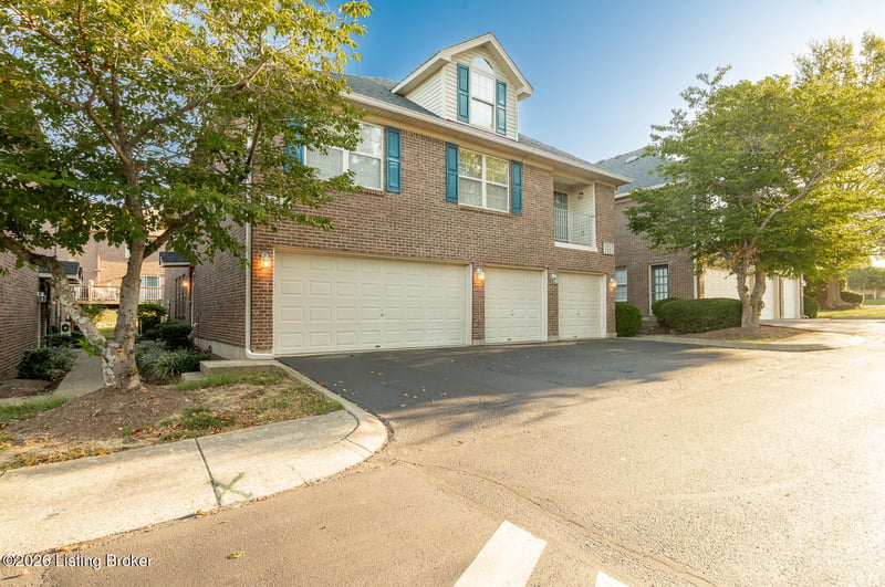 7921 Grand Cascade Dr, Louisville, KY 40228