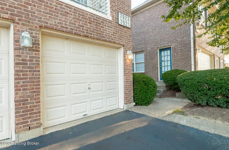 7921 Grand Cascade Dr, Louisville, KY 40228