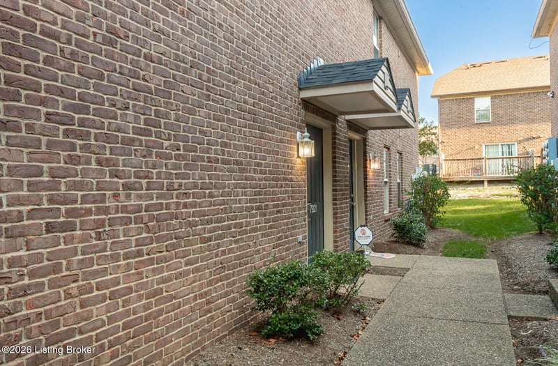 7921 Grand Cascade Dr, Louisville, KY 40228