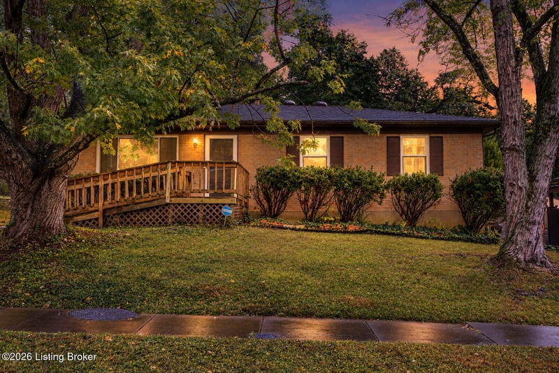 8003 Candleglow Ln, Louisville, KY 40214