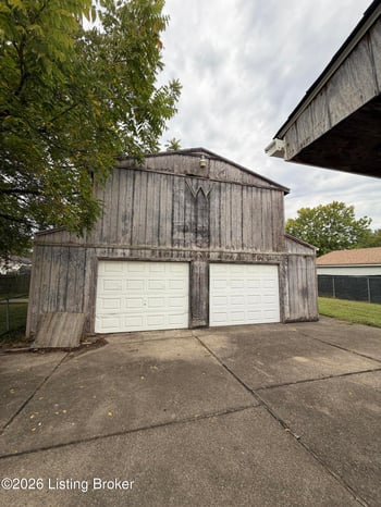 8012 Woodbury Dr, Louisville, KY 40219