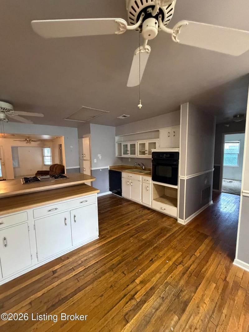 8012 Woodbury Dr, Louisville, KY 40219