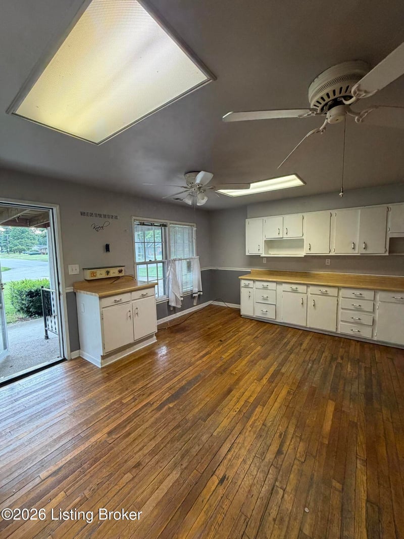 8012 Woodbury Dr, Louisville, KY 40219