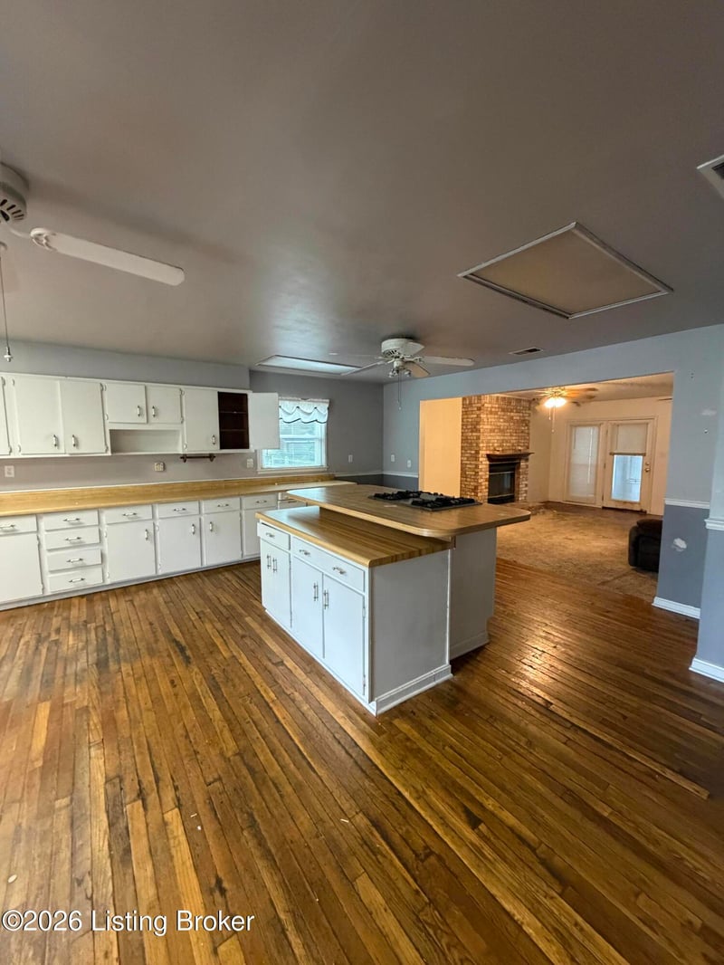 8012 Woodbury Dr, Louisville, KY 40219
