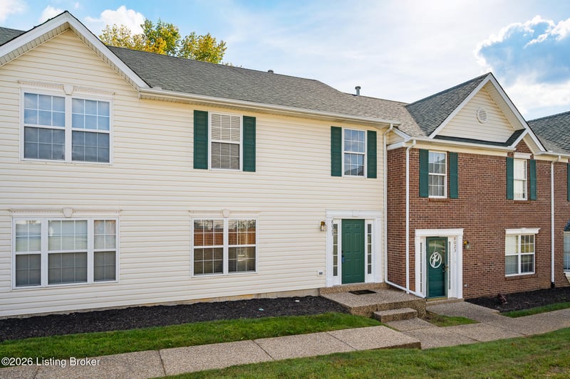 8025 Aspen Green Ln, Louisville, KY 40291