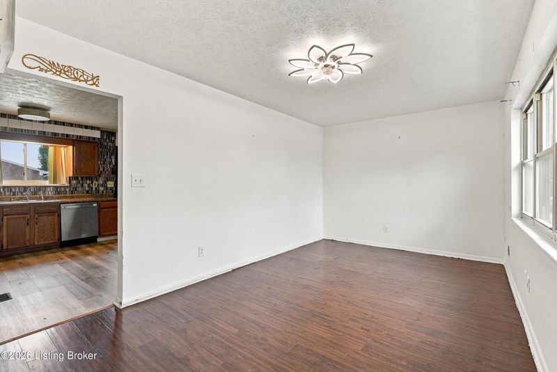 8100 Rocky Gap Rd, Louisville, KY 40214