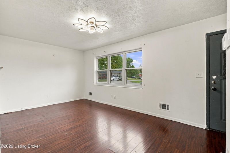 8100 Rocky Gap Rd, Louisville, KY 40214
