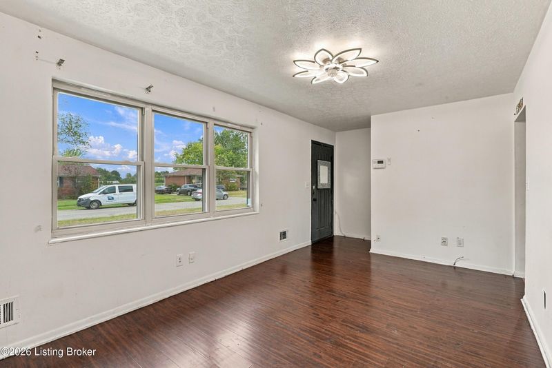 8100 Rocky Gap Rd, Louisville, KY 40214