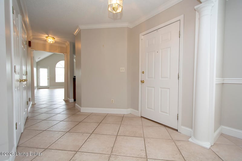 8100 Sawgrass Ct, Louisville, KY 40291