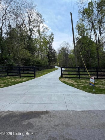 8105 Michael Ray Dr, Louisville, KY 40219