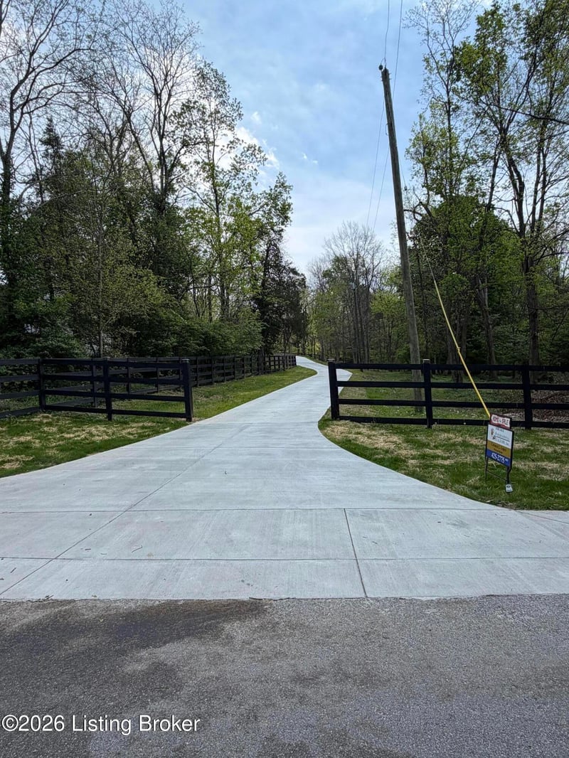 8105 Michael Ray Dr, Louisville, KY 40219