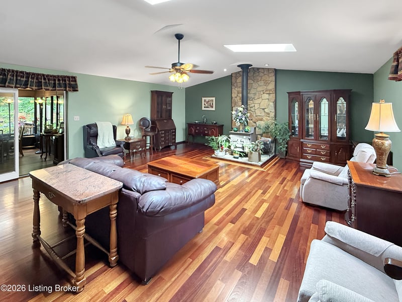 8203 Flicker Pl, Louisville, KY 40214