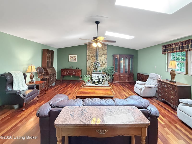 8203 Flicker Pl, Louisville, KY 40214