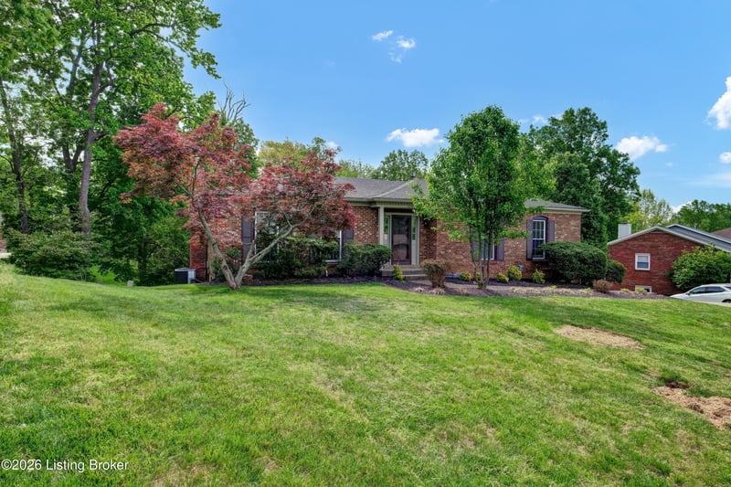 8203 Regal Pine Ct, Louisville, KY 40214