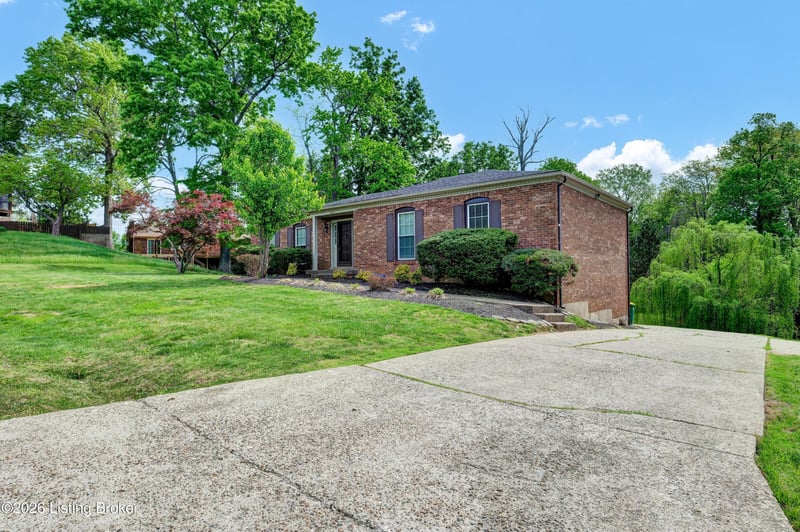 8203 Regal Pine Ct, Louisville, KY 40214