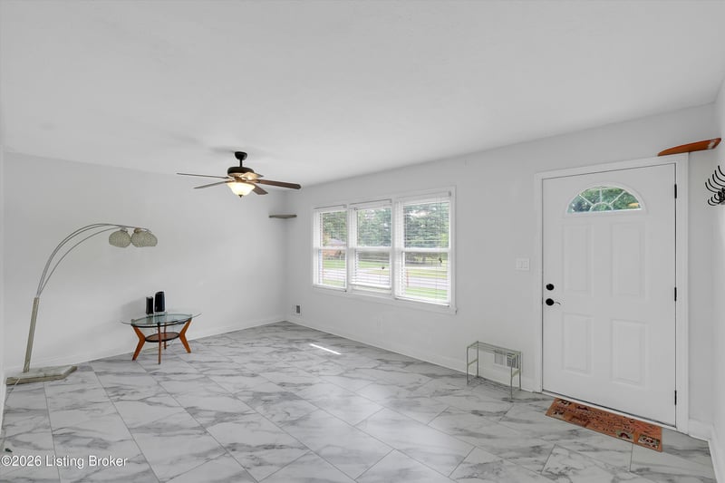 8206 Ardenia Ln, Louisville, KY 40228