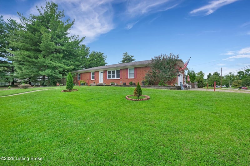 8206 Ardenia Ln, Louisville, KY 40228