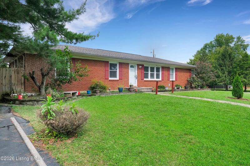 8206 Ardenia Ln, Louisville, KY 40228
