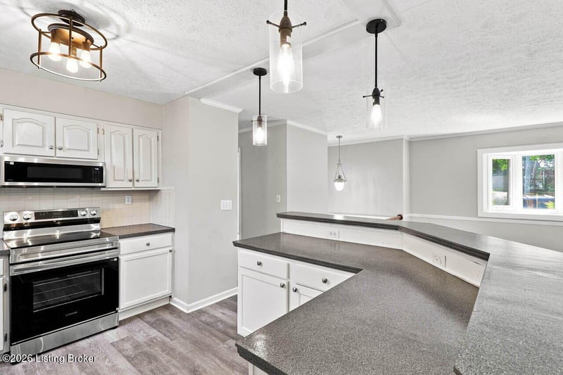 8206 Vaughn Mill Rd, Louisville, KY 40228