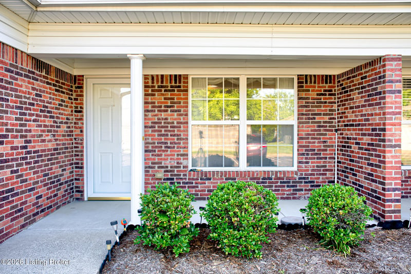 8211 Delta Cir, Louisville, KY 40228
