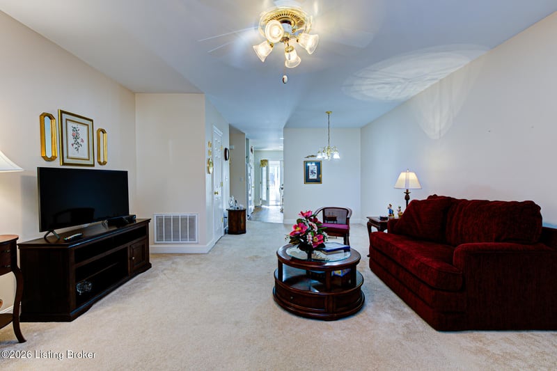 8211 Delta Cir, Louisville, KY 40228