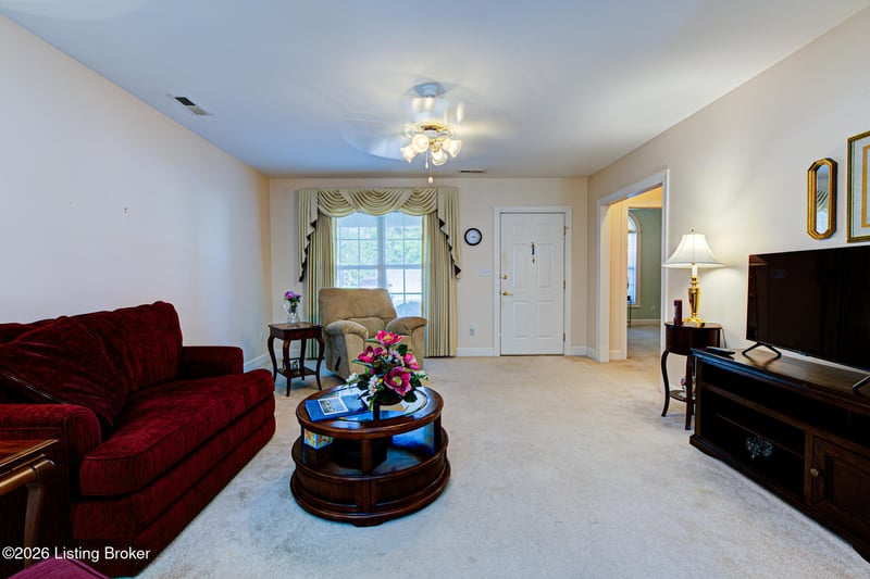 8211 Delta Cir, Louisville, KY 40228