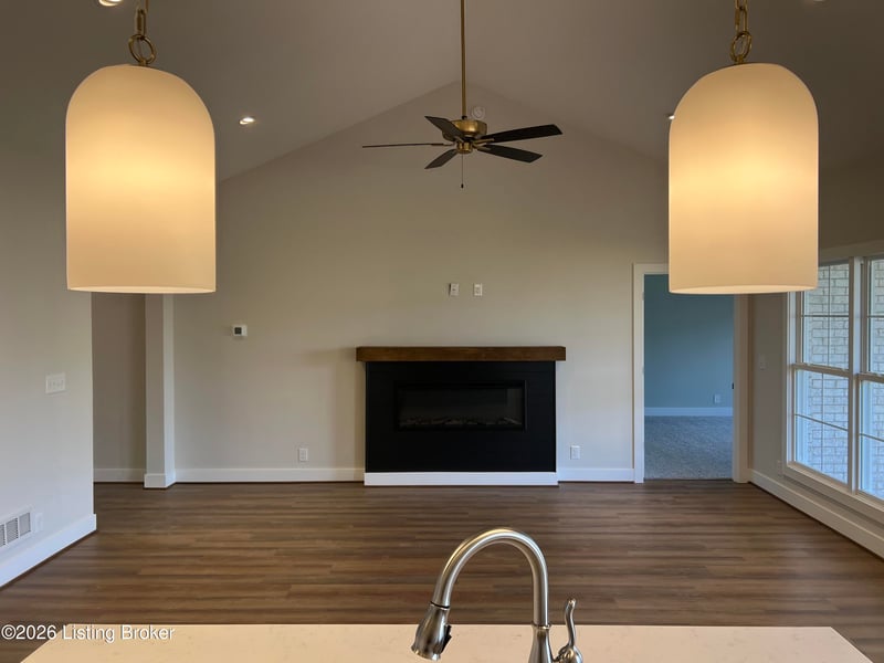 8220 Cedar Crest Ln, Louisville, KY 40291