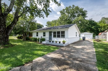 826 W Larkspur Dr, Jeffersonville, IN 47130