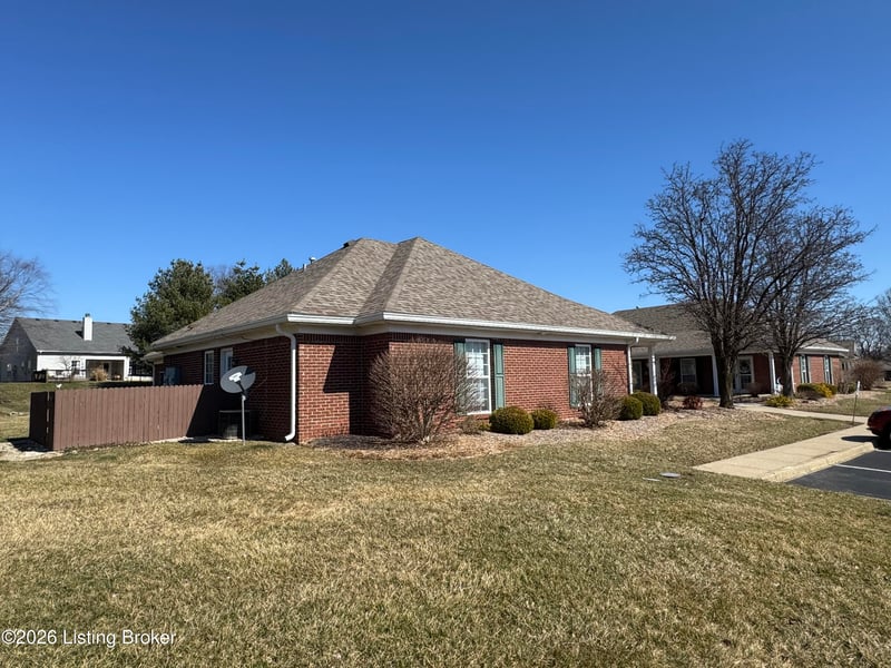 828 Garden Pointe Dr, Simpsonville, KY 40067
