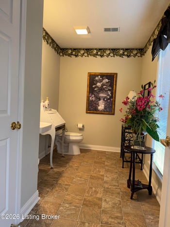 828 Garden Pointe Dr, Simpsonville, KY 40067