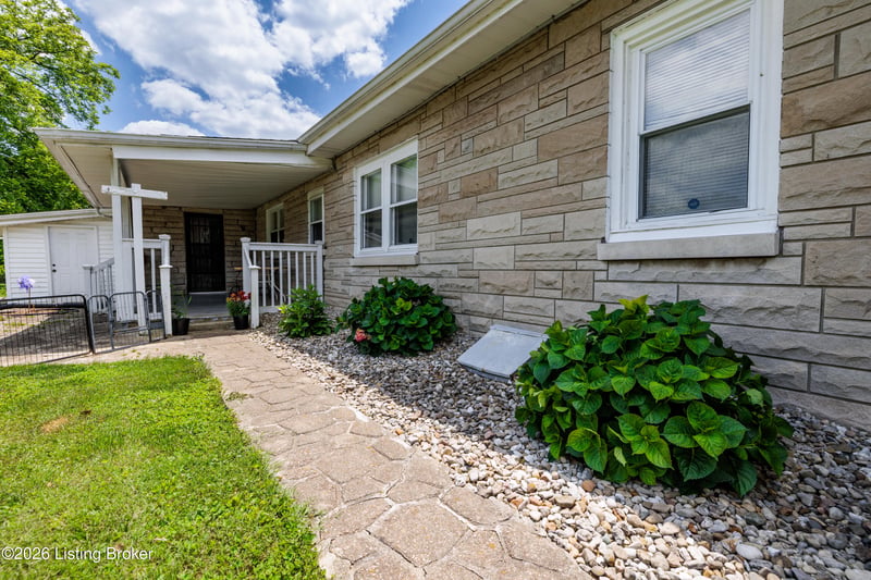 828 W Elm Rd, Radcliff, KY 40160