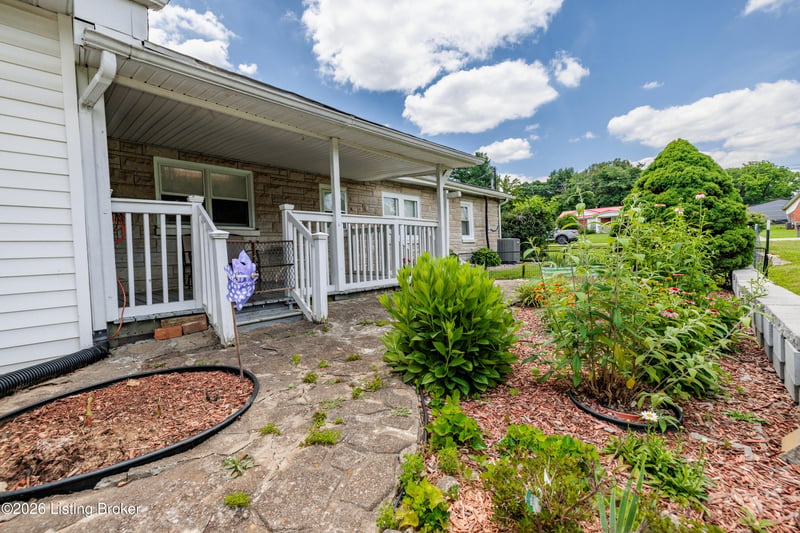 828 W Elm Rd, Radcliff, KY 40160